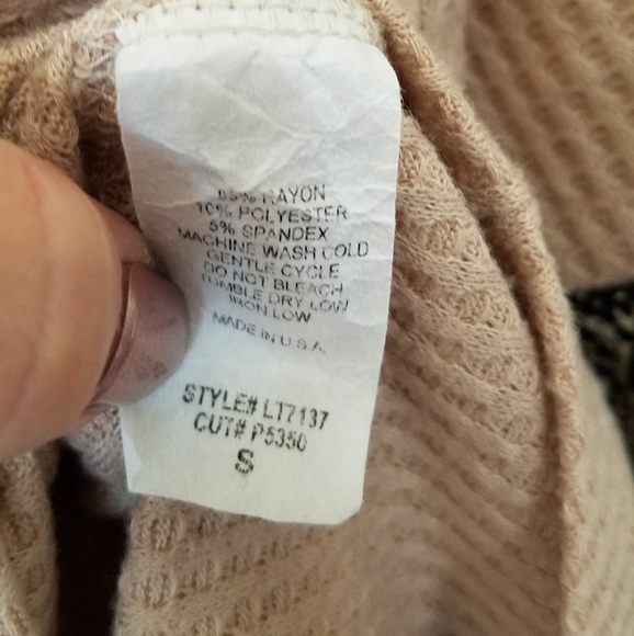 Hailey & Co oversized long sleeved thermal sweater size small/medium - Picture 6 of 9